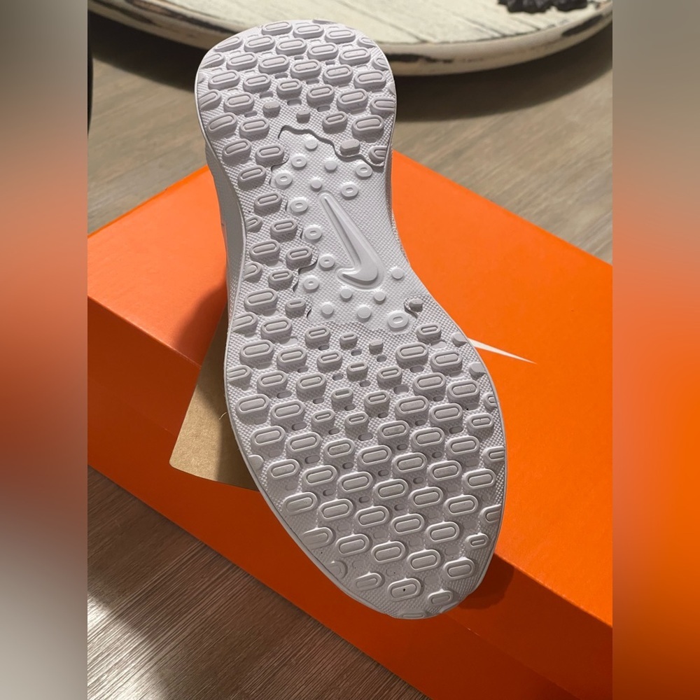 NIKE REVOLUTION 7⭐️NEW IN BOX⭐️SIZE 6 Women/4.5 Man - Picture 7 of 12
